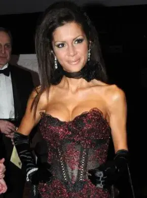 Щерката на Искра Радева се фука с палат за милиони и тузарски автомобил (Елена Станулова се къпе в лукс)