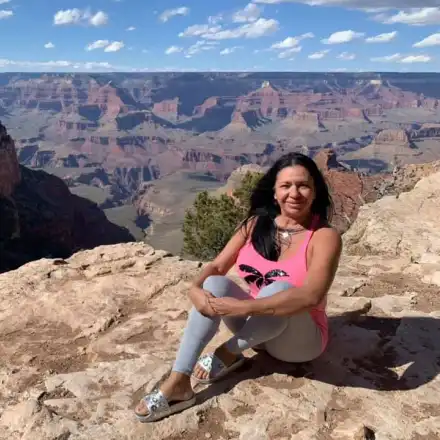 След като избяга в Америка: Анита Мейзер ПЛЮЕ по България в стихове (Вижте ги)