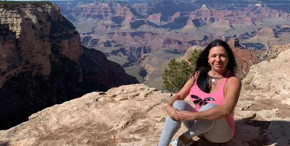 След като избяга в Америка: Анита Мейзер ПЛЮЕ по България в стихове (Вижте ги)