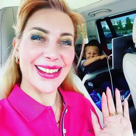 Тоца чака второ дете! Миската подпухна, крие се от непознати, за да не забележат състоянието ѝ