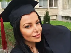 Учителка фолкпевица напира за връщане в клас