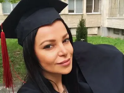 Учителка фолкпевица напира за връщане в клас