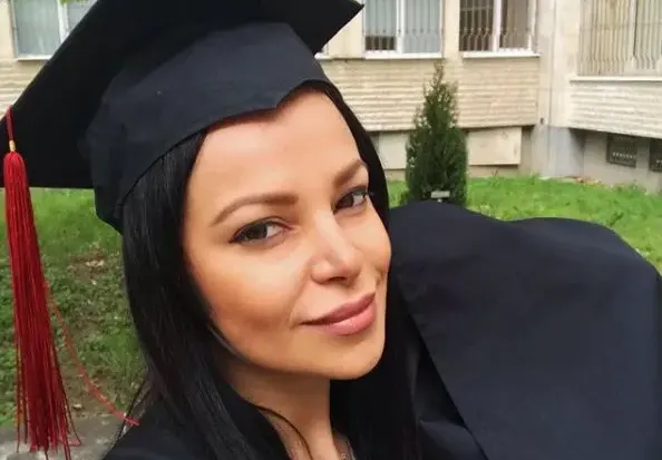 Учителка фолкпевица напира за връщане в клас