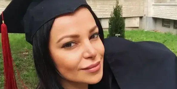 Учителка фолкпевица напира за връщане в клас