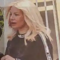 Ужас, това  Емилия ли е?!  С подпухнало лице и коса като метла, певицата атакува салон за красота  (Папарашка снимка)