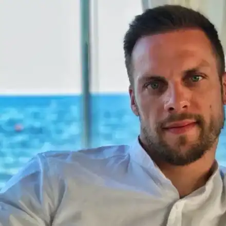 Ваня Джаферович фалира (Екс футболистът съкращава персонала си, не може да плаща заплати)