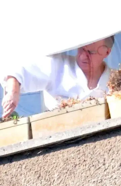 Васко Кеца прекарва карантината, обгрижвайки цветята на балкона си