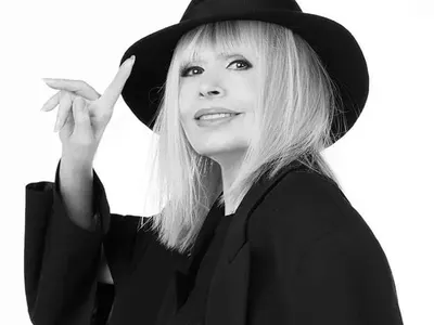 Вижте Лили Иванова като УЧЕНИЧКА! Примата е с 10-ина кила по-едра, с бузки и тъмна коса (СНИМКИ В ГАЛЕРИЯТА)