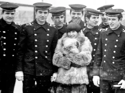 Вижте Лили Иванова като УЧЕНИЧКА! Примата е с 10-ина кила по-едра, с бузки и тъмна коса (СНИМКИ В ГАЛЕРИЯТА)