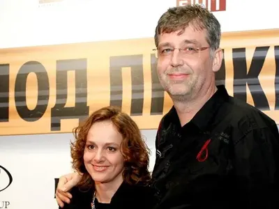 Виктор Божинов заряза любовницата си и се събра с жена си (Параскева Джукелова му прости изневярата)