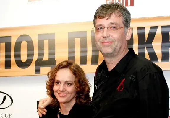 Виктор Божинов заряза любовницата си и се събра с жена си (Параскева Джукелова му прости изневярата)