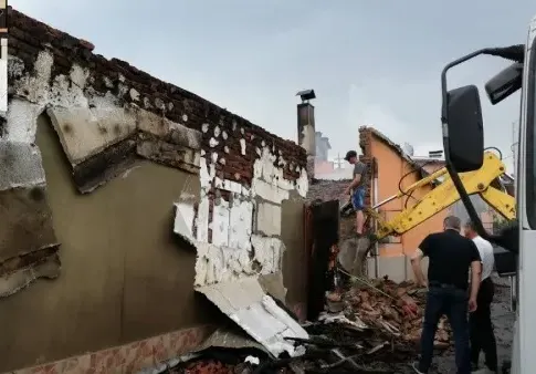 Взрив изпепели къщата на китариста от „Медикус“ (Три постройки станаха на пепел заради огнения ад)