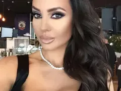 Наталия Гуркова се вталява при гаджето на Джулиана Гани