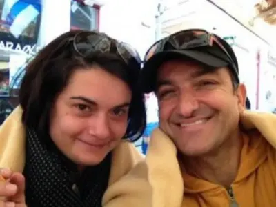 Зуека и жена му с прислуга