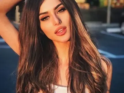 19-годишна чалгарка стана двойник на Преслава (Снимки)