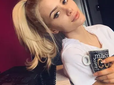 19-годишна чалгарка стана двойник на Преслава (Снимки)