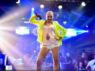 Чалгата тръгна по участия с намалени нароловина хонорари: Камелия даде старт в София, Коцето се рекламира с „Корона, чао”