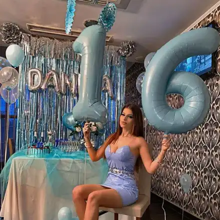 Данна празнува ЧРД с песен и синьо парти