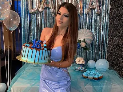 Данна празнува ЧРД с песен и синьо парти