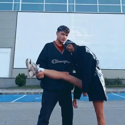 Дара залюби млад влогър