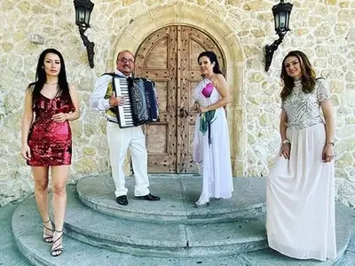 Джена записа втори албум с родата на мъжа си, синът й тропа ръченица