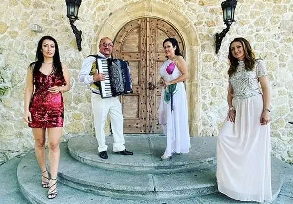 Джена записа втори албум с родата на мъжа си, синът й тропа ръченица