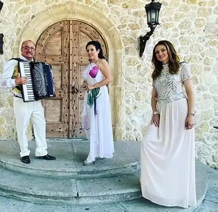 Джена записа втори албум с родата на мъжа си, синът й тропа ръченица