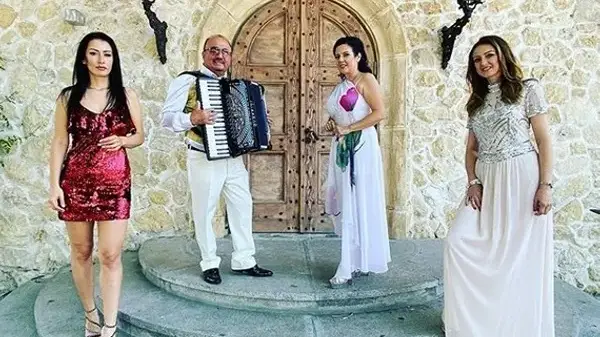 Джена записа втори албум с родата на мъжа си, синът й тропа ръченица