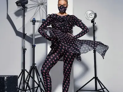 Емилия бори вируса с визия на Робокоп