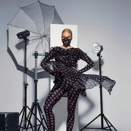 Емилия бори вируса с визия на Робокоп