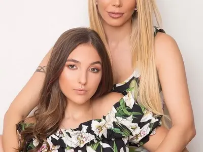 Емилия и дъщеря й в рокли за 10 бона