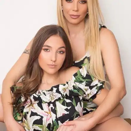 Емилия и дъщеря й в рокли за 10 бона