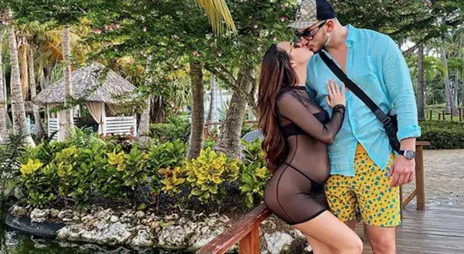 Ето я бременната Биляна Лазарова (Певицата и модел показа наедряло коремче)