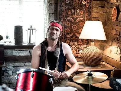 Фицата пета година реконструира семейната си къща