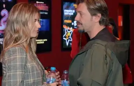 Гаджето на Калин Врачански го следи изкъсо (Красавицата не го изпуска от поглед)