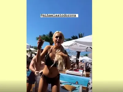 Къпят с шампанско мис Плеймейт