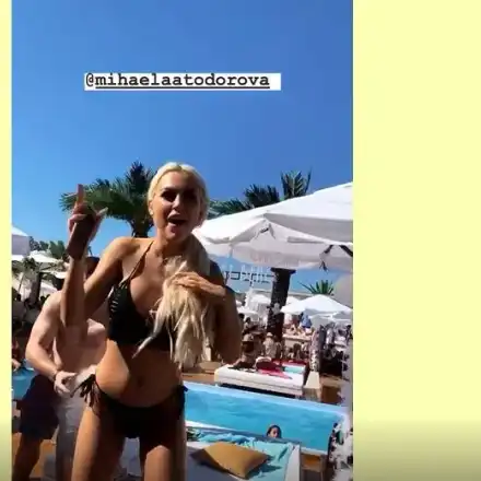 Къпят с шампанско мис Плеймейт