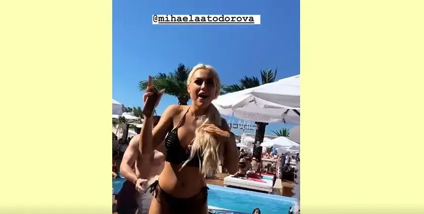 Къпят с шампанско мис Плеймейт