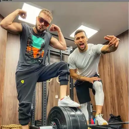 Криско става културист