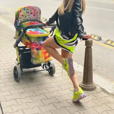 Лора Караджова бута количка за 2 бона