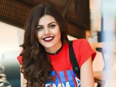 Михаела Филева се фука, че вече е магистър