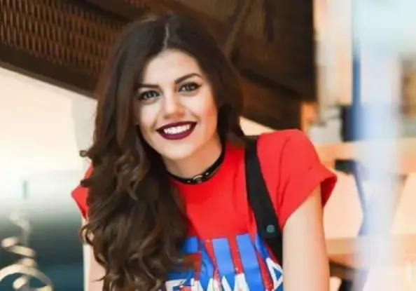 Михаела Филева се фука, че вече е магистър