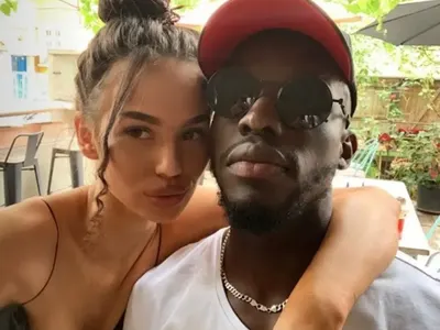 Мис Ловеч държи Али Соу на „Армията”