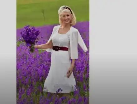 Мисис Баба се стъкна с годежната рокля на свекърва си (Фото)