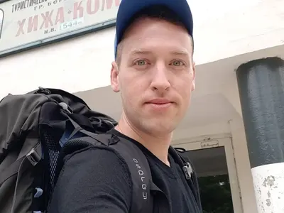 На поход: Джорджано мъкне камъни в раницата срещу неприятели, пияни туристи не му дават да мигне