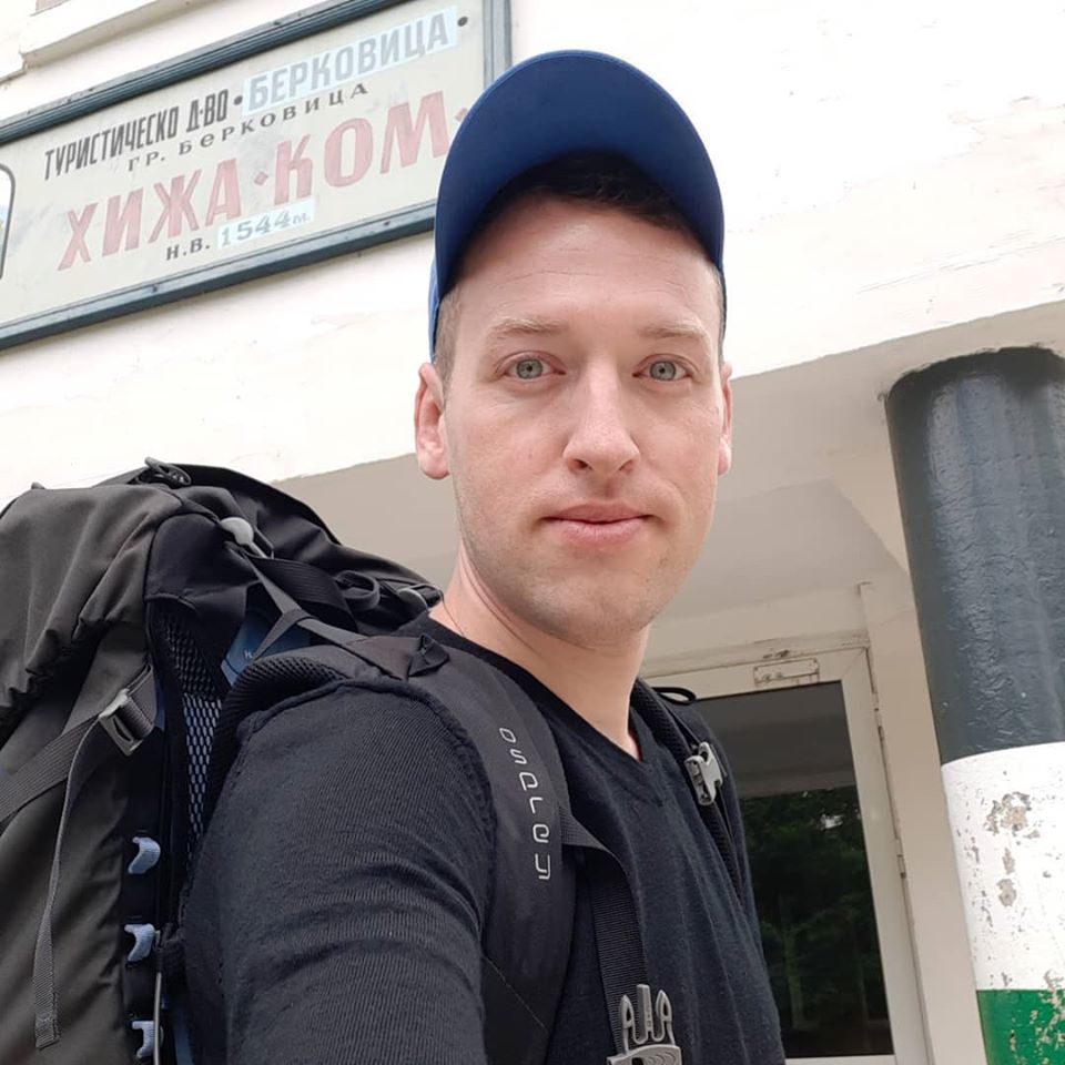 На поход: Джорджано мъкне камъни в раницата срещу неприятели, пияни туристи не му дават да мигне