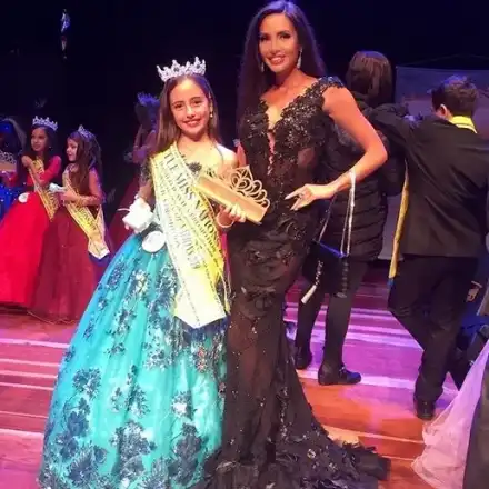 Наталия Гуркова гримира дъщеря си