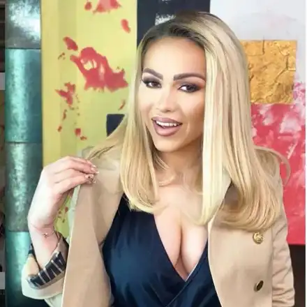 Нора Недкова раздава дрехи на бездомни