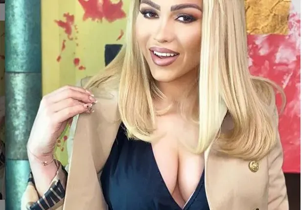 Нора Недкова раздава дрехи на бездомни