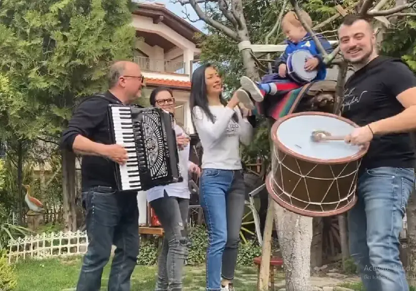 Съседи събират подписка за изселването на  Джена и „Канарите” от Катунца